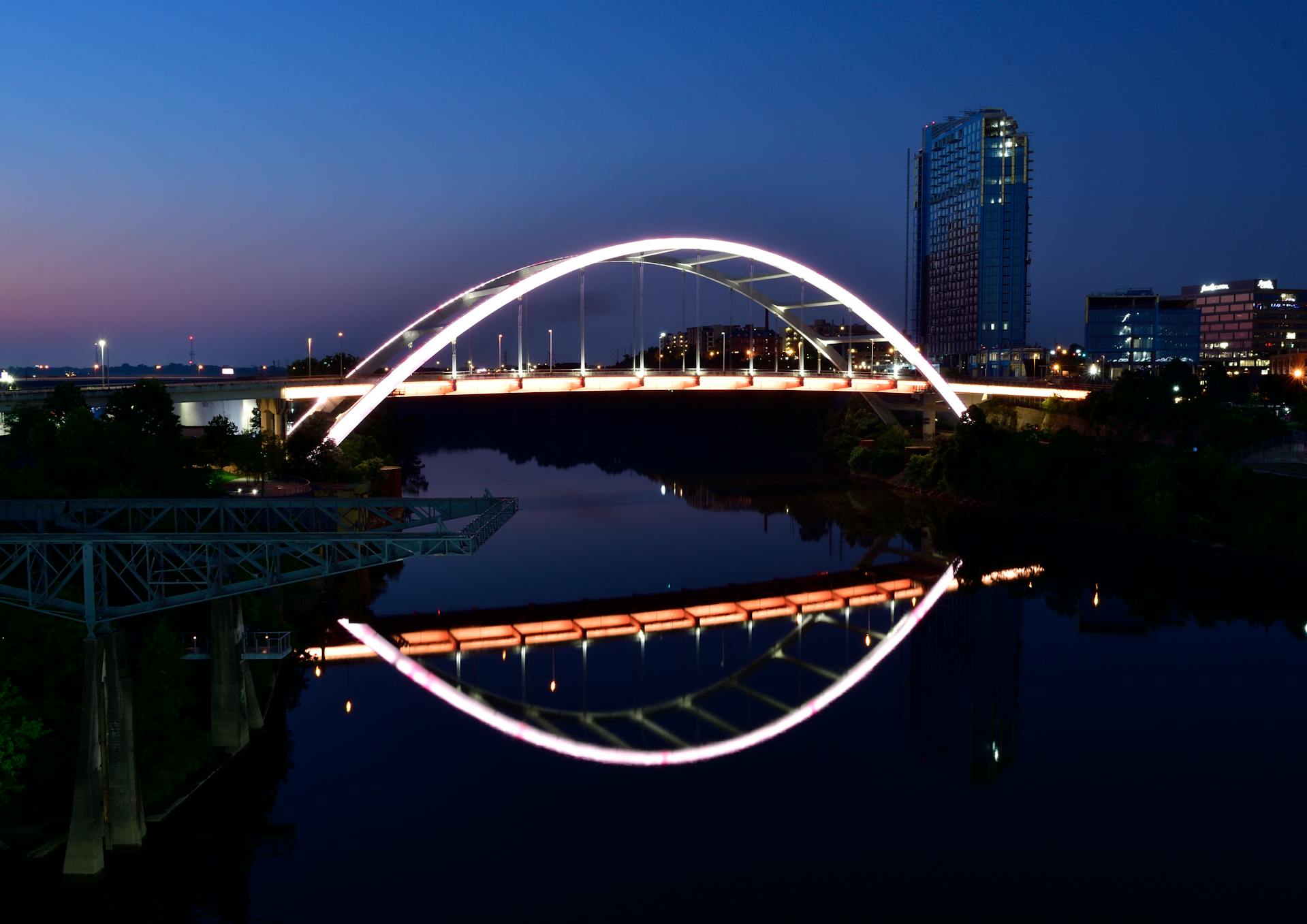 Nashville business brokers running a competitive process across HCA-adjacent healthcare strategics, hospitality consolidators, music-industry strategics, and Brentwood and Franklin family offices
